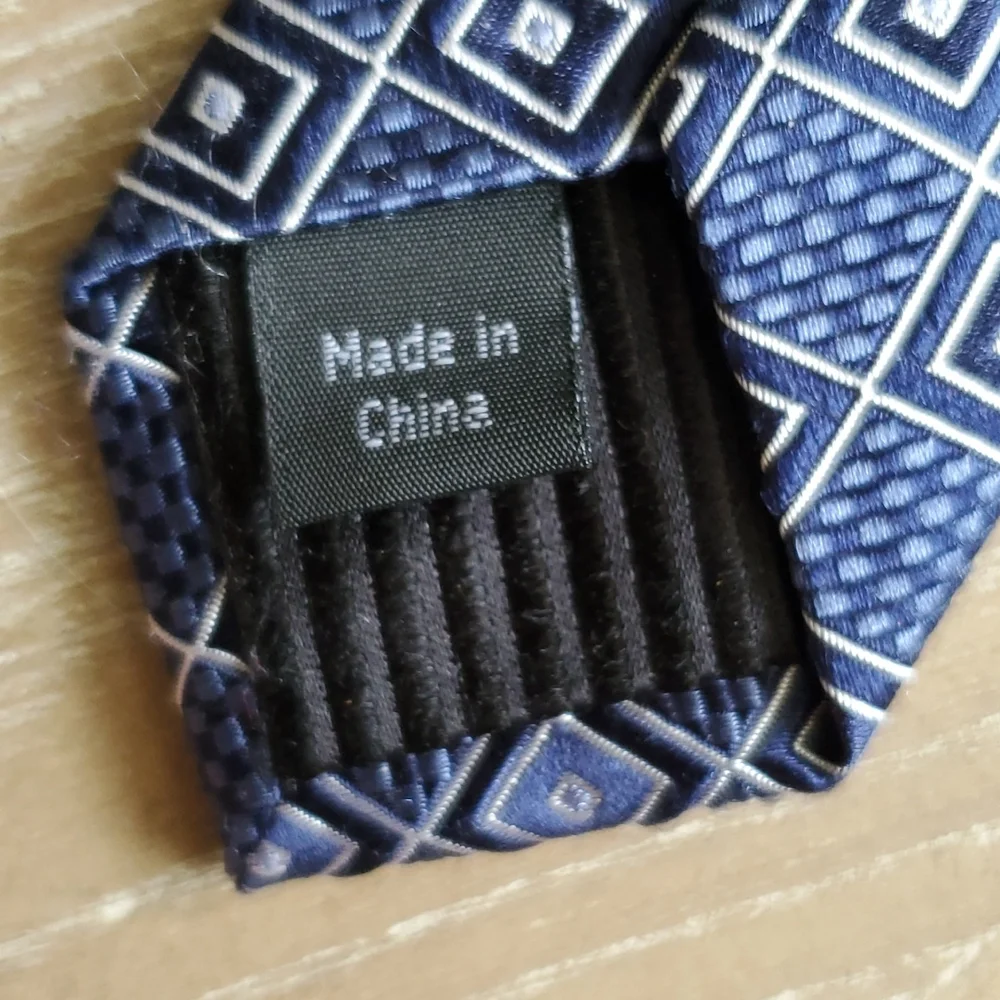 Kenneth Robert's platinum silk necktie - Picture 4 of 6